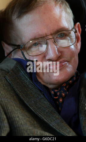 Le professeur Stephen Hawking arrive pour la projection de gala de Hawking la nuit d'ouverture du 33ème Festival du film de Cambridge à la Cambridge Picture House. Banque D'Images