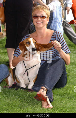 DJ Sara Cox, avec son chien, 'Snoop' pendant la Journée des chiens de Macmillan pour le soulagement du cancer de Macmillan, qui s'est tenue dans le domaine de l'hôpital Royal de Chelsea à Londres. Banque D'Images