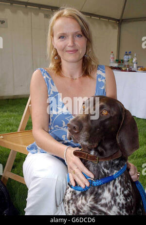 Miranda Richardson, avec son chien « Liv » lors de la Journée des chiens de Macmillan pour le soulagement du cancer de Macmillan, qui s'est tenue sur le terrain de l'hôpital royal de Chelsea à Londres. Banque D'Images