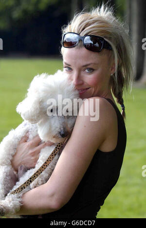 Tamara Beckwith, avec son chien 'Baltharzar', lors de la Journée des chiens Macmillan pour le soulagement du cancer de Macmillan, qui s'est tenue dans le domaine de l'hôpital royal de Chelsea à Londres. Banque D'Images