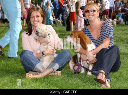 Emma Forbes et 'Liv' avec Sara Cox, et son chien, 'Snoop' au Macmillan Dog Day for Macmillan cancer relief.L'événement a eu lieu sur le terrain de l'hôpital Chelsea Royal à Londres. Banque D'Images