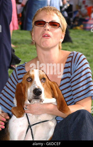 DJ Sara Cox, avec son chien, 'Snoop' pendant la Journée des chiens de Macmillan pour le soulagement du cancer de Macmillan, qui s'est tenue dans le domaine de l'hôpital Royal de Chelsea à Londres. Banque D'Images