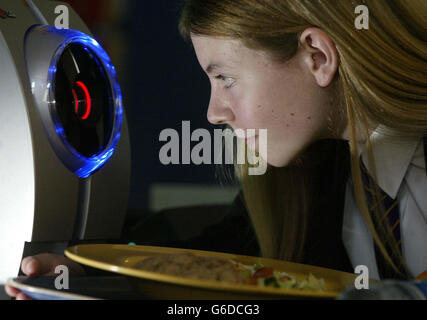 Laura Bailey, 11 ans, utilise ce qui est considéré comme le premier scanner Iris d'Europe dans la cantine de l'école Vénérable Bede de Sunderland. L'école est la première à utiliser le nouveau système, pour permettre aux élèves d'acheter leurs repas scolaires sans utiliser d'argent. * la technologie va secrètement sélectionner les élèves les plus pauvres qui ont droit à des repas gratuits de ceux qui ont à payer, qui seront facturés dans un compte séparé qui est espéré épargner moins d'étudiants bien-off de l'embarras et de conduire à une plus grande égalité entre les camarades de classe. Banque D'Images