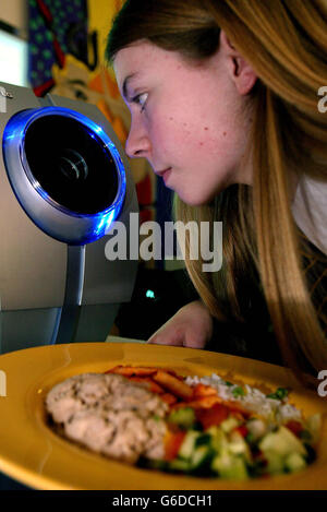 Laura Bailey, 11 ans, utilise ce qui est considéré comme le premier scanner Iris d'Europe dans la cantine de l'école Vénérable Bede de Sunderland. L'école est la première à utiliser le nouveau système, pour permettre aux élèves d'acheter leurs repas scolaires sans utiliser d'argent. * la technologie va secrètement sélectionner les élèves les plus pauvres qui ont droit à des repas gratuits de ceux qui ont à payer, qui seront facturés dans un compte séparé qui est espéré épargner moins d'étudiants bien-off de l'embarras et de conduire à une plus grande égalité entre les camarades de classe. Banque D'Images