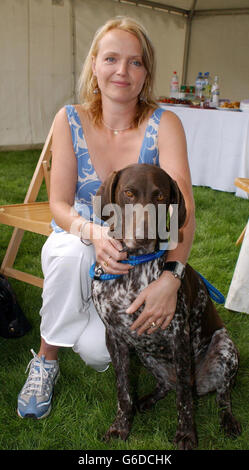 L'actrice Miranda Richardson avec son chien 'Liv' lors de la Journée des chiens Macmillan pour le soulagement du cancer de Macmillan, qui s'est tenue dans le domaine de l'hôpital Royal de Chelsea à Londres. Banque D'Images