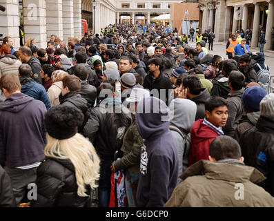 Une grande file d'attente se forme à l'extérieur de la boutique Apple à Covent Garden, Londres comme les gens attendent dans la ligne pour acheter les deux nouveaux iPhones. Banque D'Images