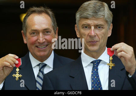 Les entraîneurs de football de premier ordre, Gerard Houllier de Liverpool (à gauche) et Arsene Wenger d'Arsenal, avec leurs OBE honoraires à l'extérieur du Bureau des affaires étrangères et du Commonwealth à Londres. Banque D'Images