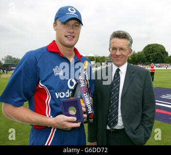 Andrew Flintooff, en Angleterre, reçoit le prix « an of the Match » de Jim May, directeur général de la banque commerciale de NatWest South, après le match de la série NatWest contre le Zimbabwe au terrain du comté de Bristol. Banque D'Images