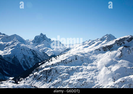 Le Karhorn Tannberg monter au-dessus de Lech à proximité de l'Flexen passent au-dessus St Anton Arlberg Autriche Banque D'Images