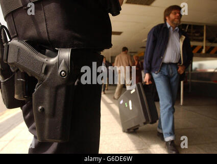 La police armée patrouille à l'aéroport de Londres Heathrow, au milieu d'une sécurité renforcée dans la capitale. Banque D'Images