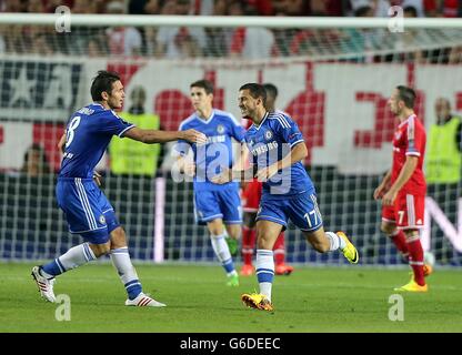 Eden Hazard (au centre) de Chelsea célèbre avec son coéquipier Frank Lampard (à gauche) après avoir obtenu le deuxième objectif de son équipe Banque D'Images