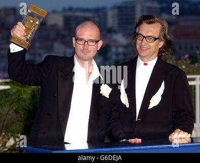 Le réalisateur danois Christoffer BoE (à gauche) avec le Goldene Kamera Award pour son film "reconstruction" avec le réalisateur allemand Wim Wenders au Palais des Festival à la fin du 56e Festival de Cannes en France. Banque D'Images