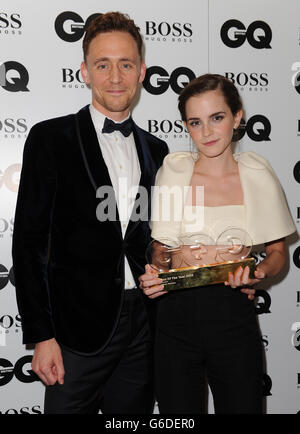 Emma Watson, lauréate du prix Woman, pose en coulisses avec Tom Hiddleston aux GQ Men of the Year Awards en association avec Hugo Boss à l'Opéra Royal de Londres. Banque D'Images