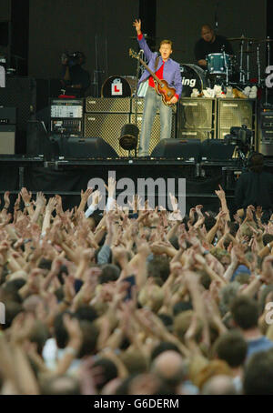 Sir Paul McCartney a donné son concert dans une arène spécialement construite à Kings Dock, à Liverpool. Des milliers de fans de McCartney sont descendus aujourd'hui à Liverpool pour le concert final de l'ex-tournée mondiale des Beatles. * environ 30,000 fans sont arrivés à Kings Dock, près du centre-ville, pour regarder le concert, que Sir Paul a surnommé sa maison-venant. Les portes ouvraient à 17h30, mais des centaines de fans se sont mis en file d'attente pendant des heures à l'avance pour sécuriser les places debout à l'avant de l'arène en plein air spécialement construite. Banque D'Images