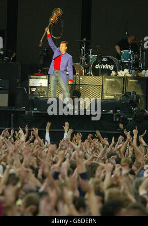 Sir Paul McCartney a donné son concert dans une arène spécialement construite à Kings Dock, à Liverpool. Des milliers de fans de McCartney sont descendus aujourd'hui à Liverpool pour le concert final de l'ex-tournée mondiale des Beatles. * environ 30,000 fans sont arrivés à Kings Dock, près du centre-ville, pour regarder le concert, que Sir Paul a surnommé sa maison-venant. Les portes ouvraient à 17h30, mais des centaines de fans se sont mis en file d'attente pendant des heures à l'avance pour sécuriser les places debout à l'avant de l'arène en plein air spécialement construite. Banque D'Images