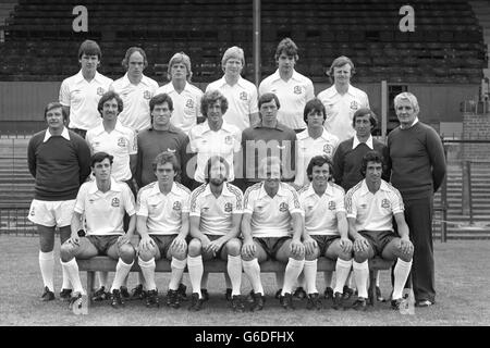 Bolton Wanderers FC pour la saison 1979-80. Rangée arrière : (g-D) Paul Jones, Tadeusz Nowak, Len Cantello, Mike Walsh, Sam Allardyce et Neil McNab. Deuxième rangée : (g-D) Stan Anderson (directeur adjoint), Peter Nicholson, Jim McDonagh, Alan Gowling, Terry Poole, Mike Graham, Jim Headrige (physiothérapeute) et le directeur Ian Greaves. Première rangée : (g-D) David Burke, Brian Smith, Roy Greaves, Neil Whatmore, Peter Reid et Dave Clement. Banque D'Images