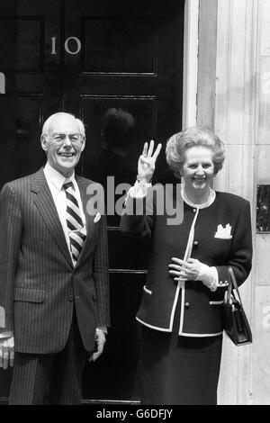 11 JUIN : en ce jour de 1987, Margaret Thatcher a remporté un troisième mandat de Premier ministre après que les conservateurs ont battu le Parti travailliste de 376 sièges à 229. La première ministre Margaret Thatcher salue à trois reprises devant le 10 Downing Street avec son mari Denis, alors qu’elle entame son troisième mandat consécutif à la victoire des conservateurs aux élections générales. Banque D'Images