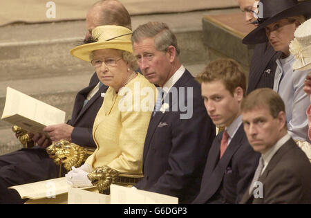 La reine Elizabeth II est assise avec des membres de sa famille, le prince de Galles, le prince William et le duc de York, lors d'un service à l'abbaye de Westminster célébrant le 50e anniversaire de son couronnement. Banque D'Images