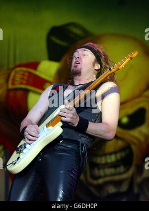 Adrian Smith d'Iron Maiden se présente sur scène au Download Festival 2003 au Donington Park International Conference & Exhibition Centre de Leicestershire. Banque D'Images