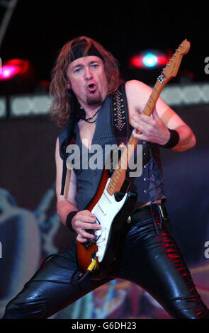 Adrian Smith d'Iron Maiden se présente sur scène au Download Festival 2003 au Donington Park International Conference & Exhibition Centre de Leicestershire. Banque D'Images