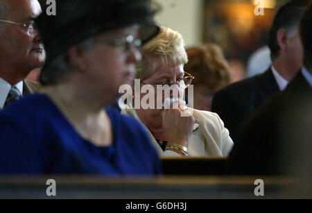 Les familles et les amis des victimes qui sont morts à la suite d'une TVP aérienne assistent à un service commémoratif à l'église St Martin-in-the-Fields, à Londres.* Une bougie a été allumée pour chaque victime connue de ce que l'on appelle le « syndrome de classe économique » au service qui a été organisé par les victimes de l'Air Related Deep Vein Thrombosis Association (Varda) et de l'Aviation Health Institute (AHI).En plus de commémorer ceux qui sont morts, leurs parents espèrent qu'il favorisera la prise de conscience de la maladie. Banque D'Images