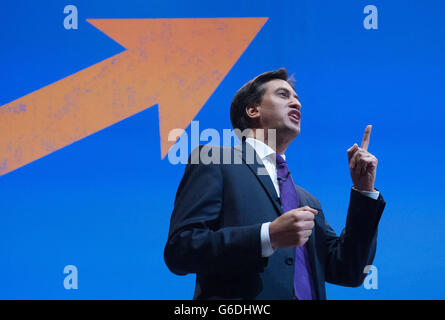 Le leader syndical Ed Miliband s'adresse aux délégués à la conférence TUC de Bournemouth où il a insisté sur le fait qu'il était « absolument déterminé » à mener à bien des réformes controversées des liens du parti avec les syndicats. Banque D'Images