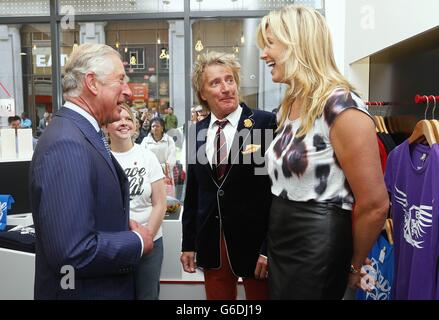 Le Prince de Galles sourit en parlant avec Rod Stewart et Penny Lancaster lors de l'ouverture d'un magasin Prince's Trust appelé « future's Store » à Londres, qui vend des bijoux, des vêtements, des chaussures et des objets décoratifs conçus par de jeunes entrepreneurs qui ont été aidés par sa charité. Banque D'Images