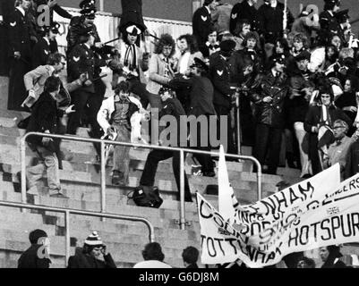 Affrontement de la police avec les supporters de Tottenham Hotspur lors de la deuxième partie de la finale de la coupe de l'UEFA contre Feyenoord à Rotterdam. Environ 200 personnes auraient été blessées dans la violence. Banque D'Images