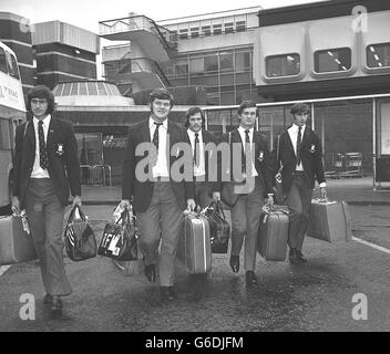 Les membres de l'équipe de rugby d'Angleterre qui ont vaincu les All Blacks, 16-10, à Auckland samedi, retournent à l'aéroport de Londres aujourd'hui en portant leurs bagages. Banque D'Images