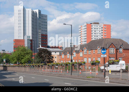 Bristol Road montrant mon village étudiant bâtiment (Université), Edgbaston, Birmingham, West Midlands, England, United Kingdom Banque D'Images