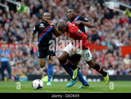 Kagisho Dikgacoi (arrière) du Crystal Palace s'attaque à Ashley Young de Manchester United (avant) Banque D'Images