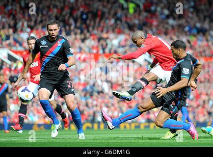 Football - Barclays Premier League - Manchester United / Crystal Palace - Old Trafford.Ashley Young, de Manchester United (à gauche), a tiré sur la cible devant Adrian Mariappa, de Crystal Palace Banque D'Images