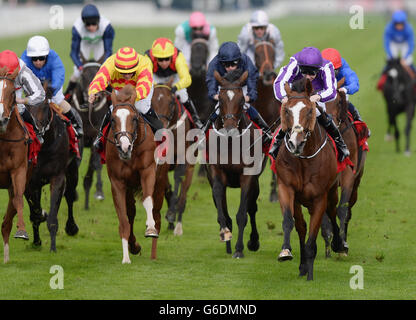 Leading Light et Joseph O'Brien (casquette violette) remportent les piquets de Ladbrokes St Leger lors du Ladbrokes St Leger Festival à l'hippodrome de Doncaster. Banque D'Images