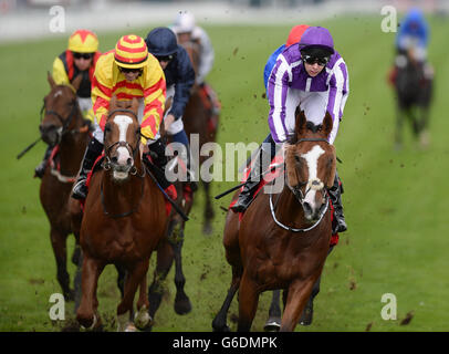 Leading Light et Joseph O'Brien (à droite) remportent les piquets de Ladbrokes St Leger lors du Ladbrokes St Leger Festival à l'hippodrome de Doncaster. Banque D'Images