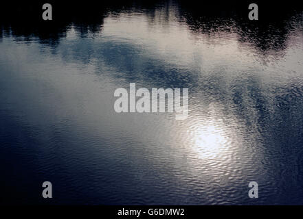 Vue aérienne de soleil qui se reflète sur les ondulations de l'eau dans un lac Banque D'Images