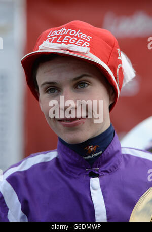 Joseph O'Brien porte le chapeau de jockeys traditionnel des gagnants de St Leger après sa victoire sur Leading Light dans les piquets de Ladbrokes St Leger lors du Ladbrokes St Leger Festival à l'hippodrome de Doncaster. Banque D'Images