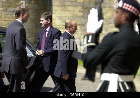 Le président russe Vladimir Poutine accompagné par le duc de York en direction de la maison Holyrood à Édimbourg. M. Poutine a visité la capitale écossaise dans le cadre de la première visite d'État russe au Royaume-Uni depuis 1874. Banque D'Images