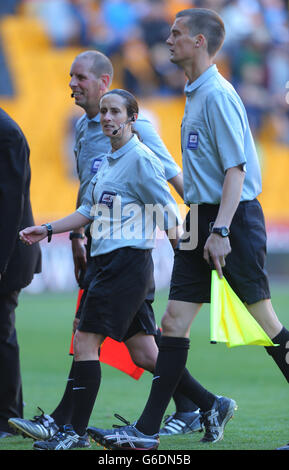 Arbitre Amy Fearn termine le jeu après le début du match en exécutant la ligne en tant qu'assistant mais a remplacé l'arbitre original Gary Sutton après la 88e minute pendant le match Sky Bet League One au Molineux, Wolverhampton. Banque D'Images