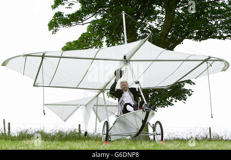 Sir Richard Branson dans une réplique du planeur monoplan de Cayley à l'occasion du 150e anniversaire du premier combat avec pilote, à Brompton Dale, près de Scarborough. Banque D'Images