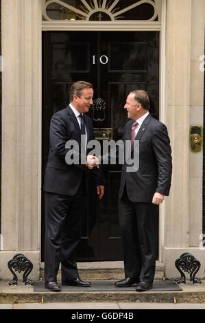 Le Premier ministre David Cameron salue son homologue néo-zélandais John Key, devant le 10 Downing Street, à Westminster, dans le centre de Londres, avant d'avoir des pourparlers. Banque D'Images