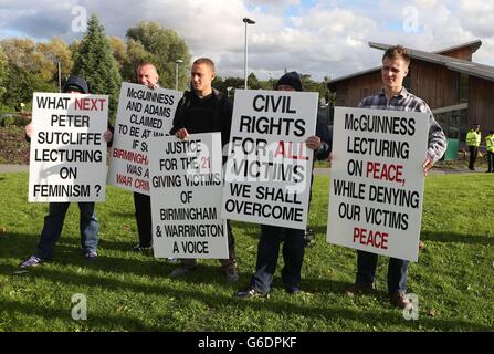 Les manifestants devant le Centre de la paix de Warrington, où le premier ministre adjoint d'Irlande du Nord, Martin McGuinness, doit prononcer un discours devant la Fondation Tim Parry Johnathan ball pour la paix. Banque D'Images