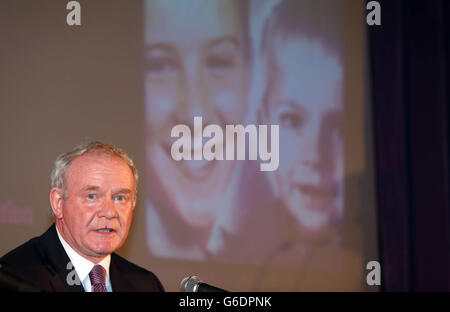 Le premier ministre adjoint de l'Irlande du Nord, Martin McGuinness, parle lors de l'événement de la Fondation Tim Parry Johnathan ball pour la paix au Centre de la paix de Warrington. Banque D'Images