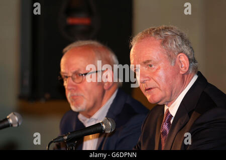 Le premier ministre adjoint de l'Irlande du Nord, Martin McGuinness, et Colin Parry (à gauche) lors de l'événement de la Fondation Tim Parry Johnathan ball pour la paix au Centre de la paix de Warrington. Banque D'Images