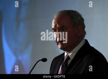 Le premier ministre adjoint de l'Irlande du Nord, Martin McGuinness, fait un discours important lors de l'événement de la Fondation Tim Parry Johnathan ball pour la paix au Centre de la paix de Warrington. Banque D'Images