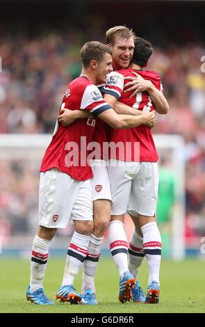 Football - Barclays Premier League - Arsenal / Stoke City - Emirates Stadium.Arsenal's Per Mertesacker (au centre) célèbre avec les coéquipiers après avoir obtenu le deuxième but de son équipe Banque D'Images