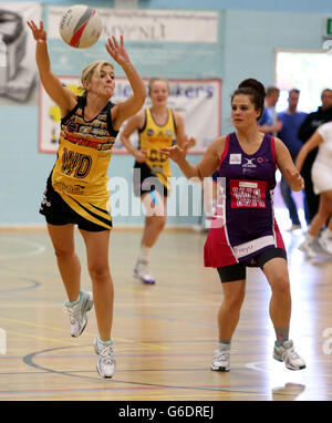 Jane Danson (à gauche) de Coronation Street passe le ballon lors d'un match de netball de charité entre Coronation Street et Emmerdale au Manchester Thunderdome à Manchester. Banque D'Images