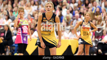 Jane Danson, de Coronation Street, regarde pendant un match de netball de charité entre Coronation Street et Emmerdale au Manchester Thunderdome de Manchester. Banque D'Images