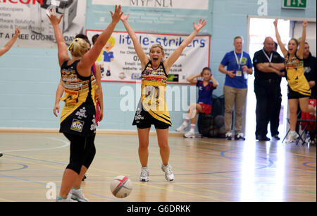 Jane Danson et Katy Cavanagh, de Coronation Street, célèbrent un match de netball de charité entre Coronation Street et Emmerdale au Manchester Thunderdome de Manchester. Banque D'Images