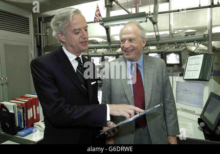 Tim O'Toole, directeur général des transports de Londres (à gauche), et Bob Kiley, commissaire aux transports de Londres, dans la salle de contrôle de la station de métro Westminster. * ils étaient là pour marquer la remise officielle, à partir de minuit ce soir, de la gestion du métro du gouvernement au transport pour Londres. Banque D'Images