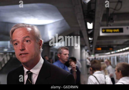 Tim O'Toole, directeur général de transport pour Londres, sur la plate-forme de la station de métro Westminster. Il était là avec le commissaire aux transports de Londres, Bob Kiley, pour marquer la remise officielle, de minuit ce soir, * ... de la gestion du métro du gouvernement au transport pour Londres. Banque D'Images